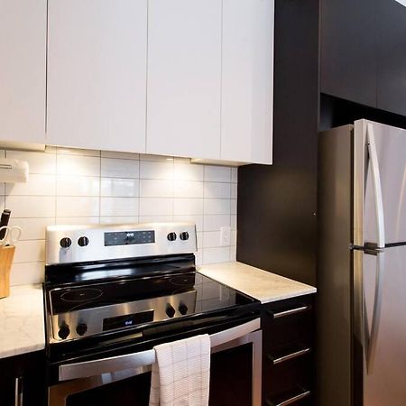 Sleek Condo In The Heart Of Little Italy By Den Stays Montréal Extérieur photo