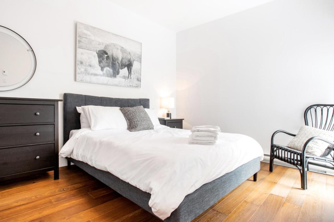Sleek Condo In The Heart Of Little Italy By Den Stays Montréal Chambre photo