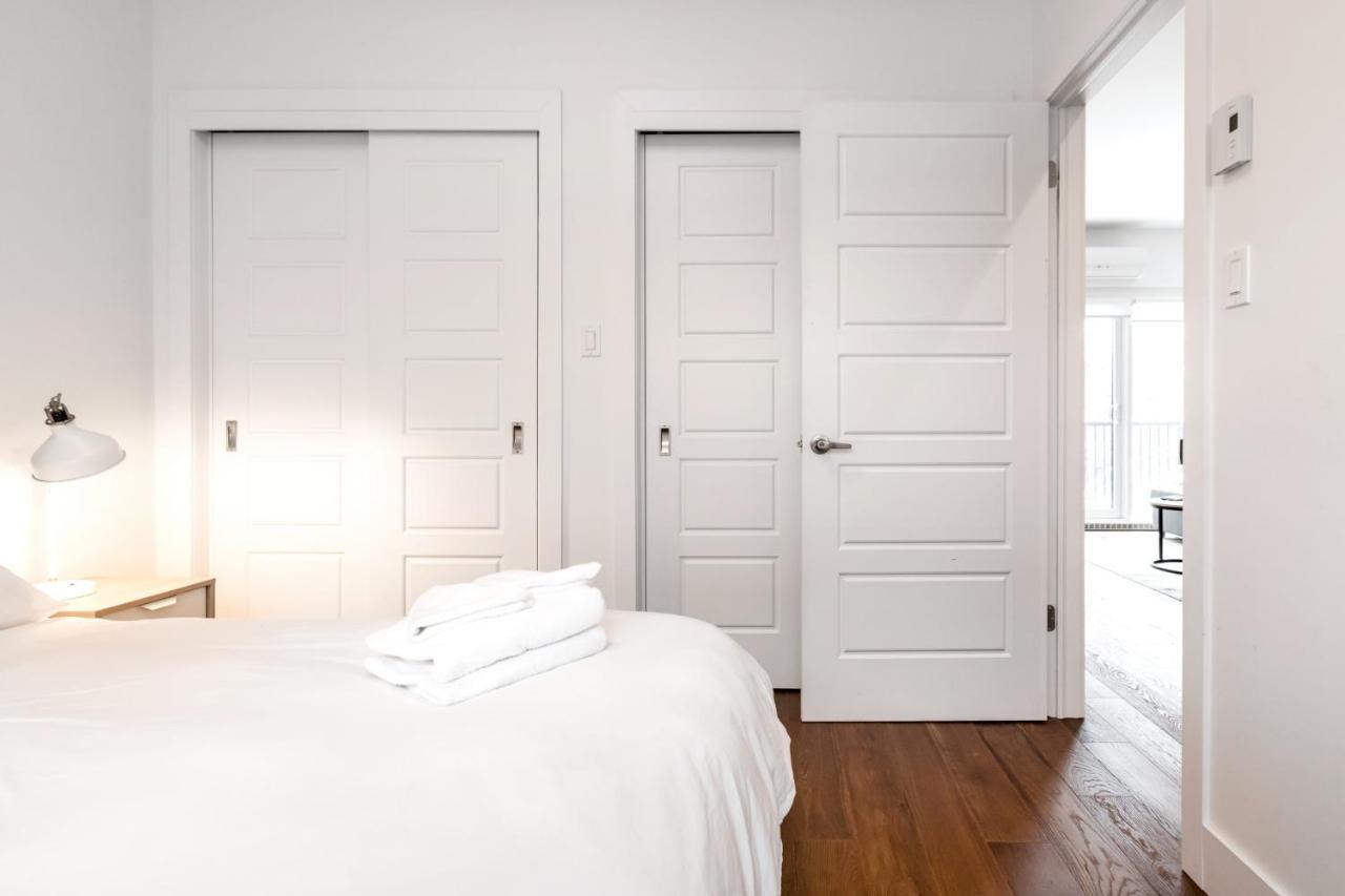Sleek Condo In The Heart Of Little Italy By Den Stays Montréal Chambre photo
