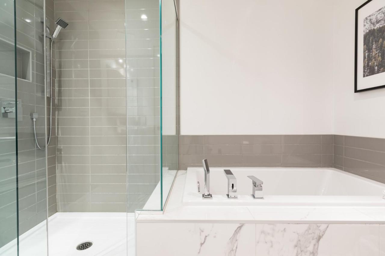 Sleek Condo In The Heart Of Little Italy By Den Stays Montréal Chambre photo