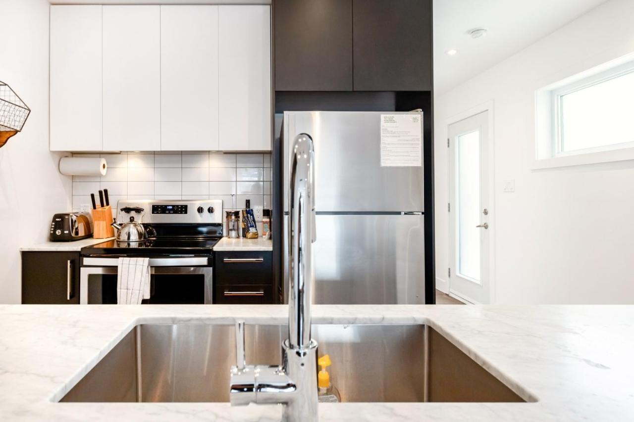 Sleek Condo In The Heart Of Little Italy By Den Stays Montréal Chambre photo