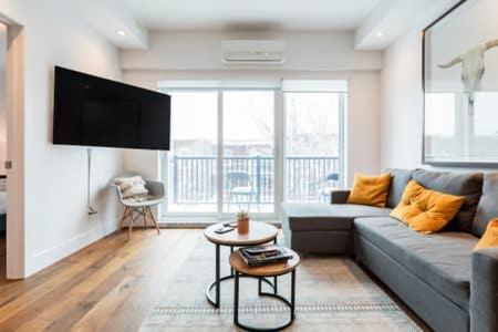 Sleek Condo In The Heart Of Little Italy By Den Stays Montréal Chambre photo