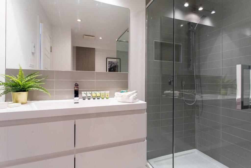 Sleek Condo In The Heart Of Little Italy By Den Stays Montréal Extérieur photo
