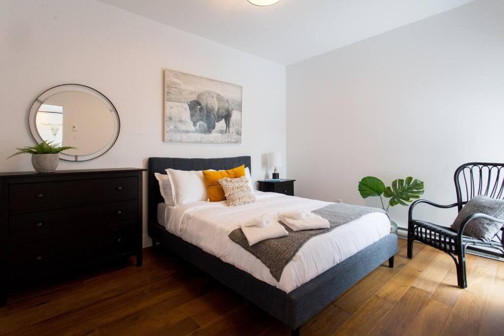 Sleek Condo In The Heart Of Little Italy By Den Stays Montréal Extérieur photo