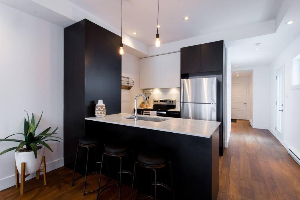 Sleek Condo In The Heart Of Little Italy By Den Stays Montréal Extérieur photo