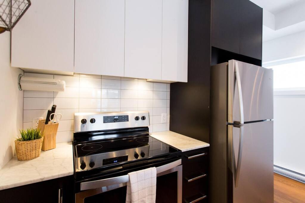 Sleek Condo In The Heart Of Little Italy By Den Stays Montréal Extérieur photo
