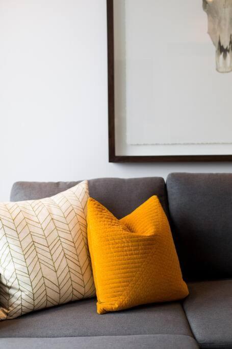 Sleek Condo In The Heart Of Little Italy By Den Stays Montréal Extérieur photo