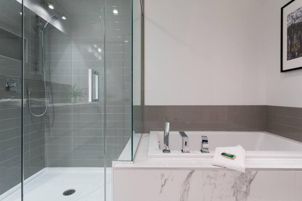 Sleek Condo In The Heart Of Little Italy By Den Stays Montréal Extérieur photo