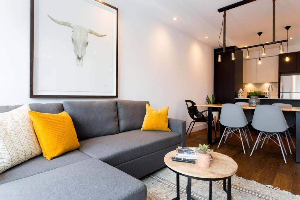 Sleek Condo In The Heart Of Little Italy By Den Stays Montréal Extérieur photo