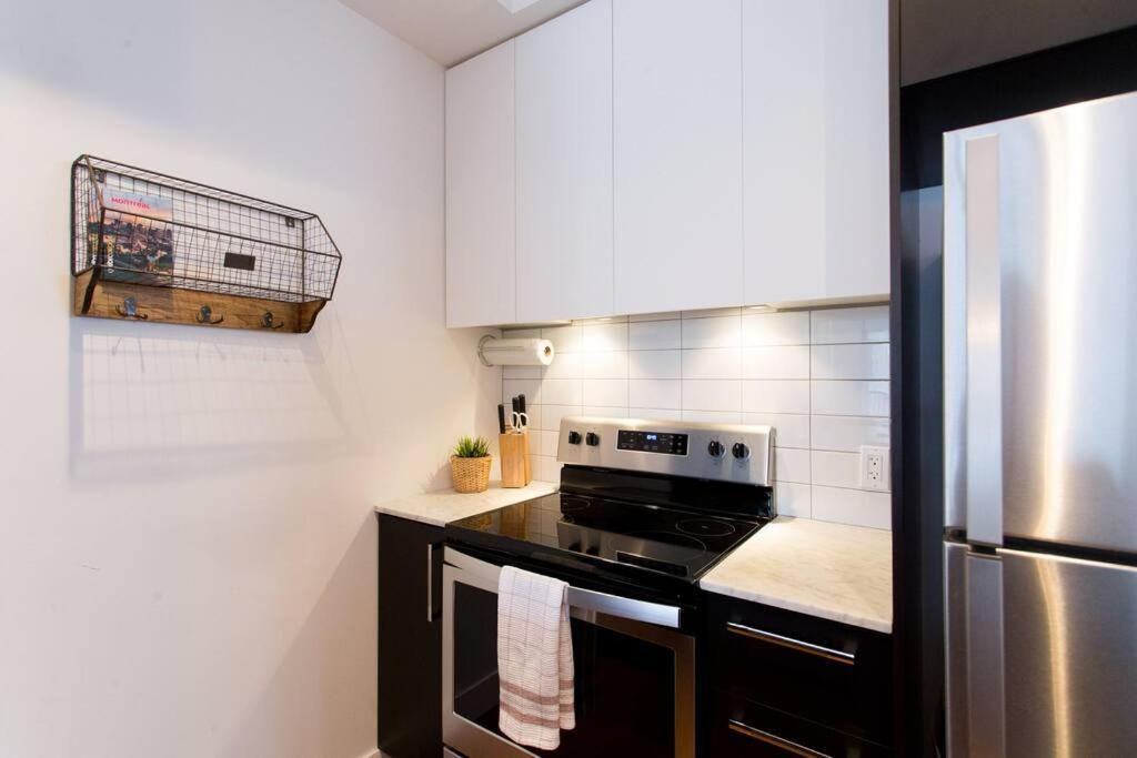 Sleek Condo In The Heart Of Little Italy By Den Stays Montréal Extérieur photo