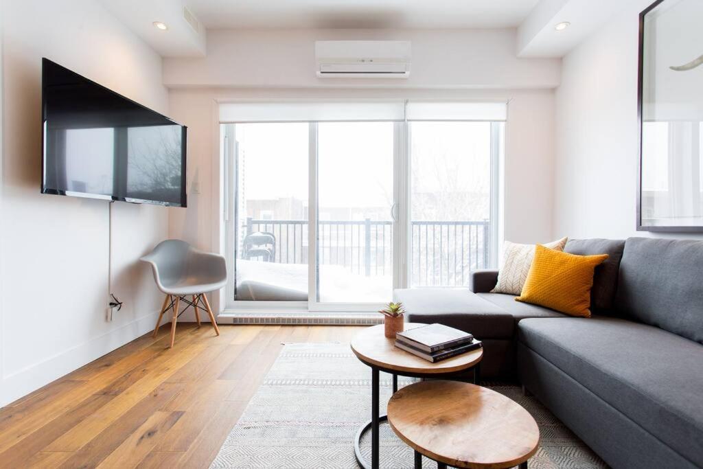 Sleek Condo In The Heart Of Little Italy By Den Stays Montréal Extérieur photo