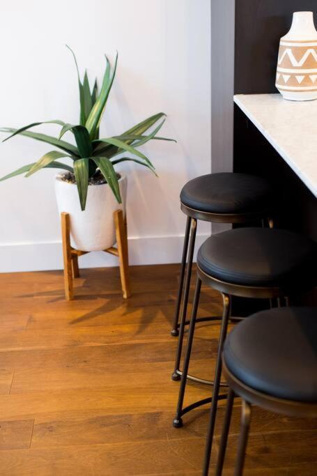 Sleek Condo In The Heart Of Little Italy By Den Stays Montréal Extérieur photo