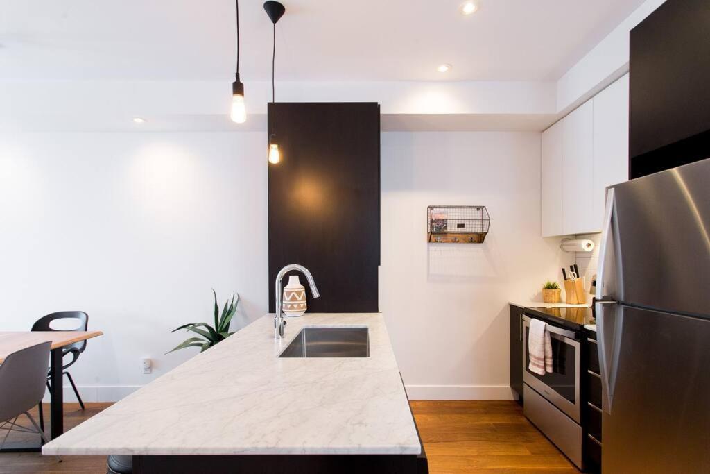 Sleek Condo In The Heart Of Little Italy By Den Stays Montréal Extérieur photo