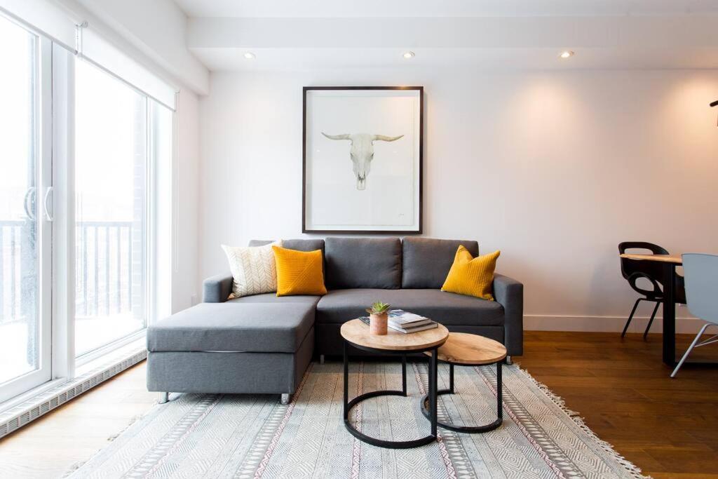 Sleek Condo In The Heart Of Little Italy By Den Stays Montréal Extérieur photo