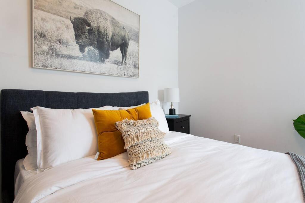 Sleek Condo In The Heart Of Little Italy By Den Stays Montréal Extérieur photo