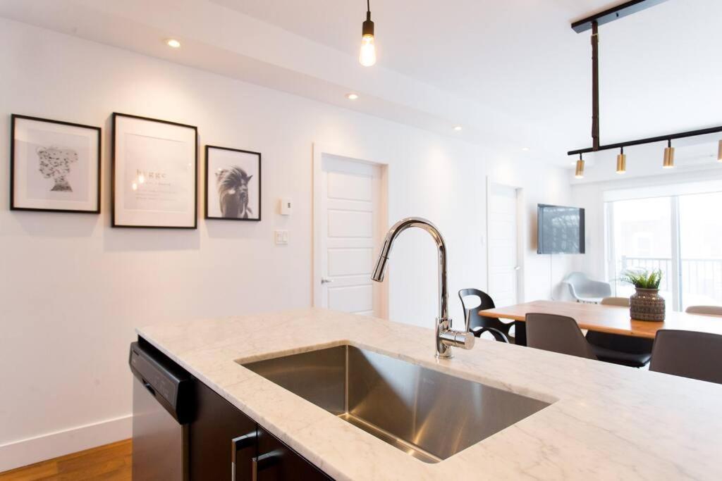 Sleek Condo In The Heart Of Little Italy By Den Stays Montréal Extérieur photo