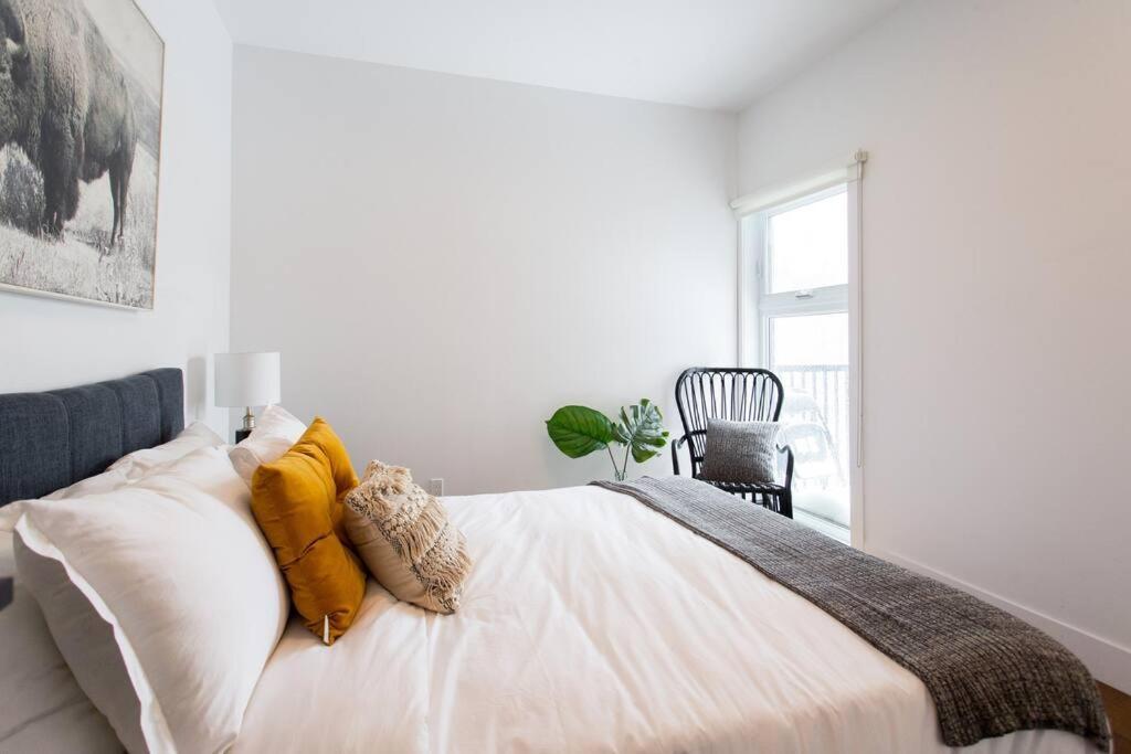 Sleek Condo In The Heart Of Little Italy By Den Stays Montréal Extérieur photo