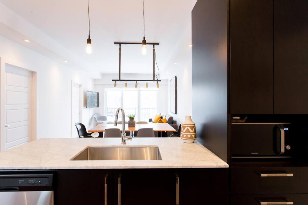Sleek Condo In The Heart Of Little Italy By Den Stays Montréal Extérieur photo